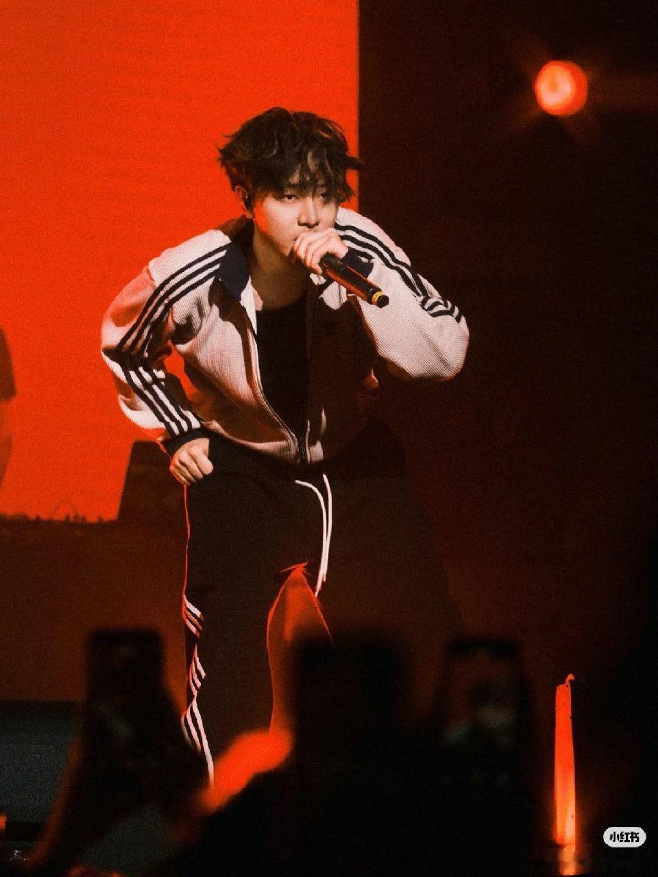 TopBarry舞台一秒都不许剪 TopBarry在《一半一半》舞台太耀眼！自带