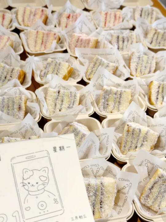 今日份蓝莓椰香包，树莓椰香包出炉。出炉即售罄… 蓝莓包最近是真的真的很火。