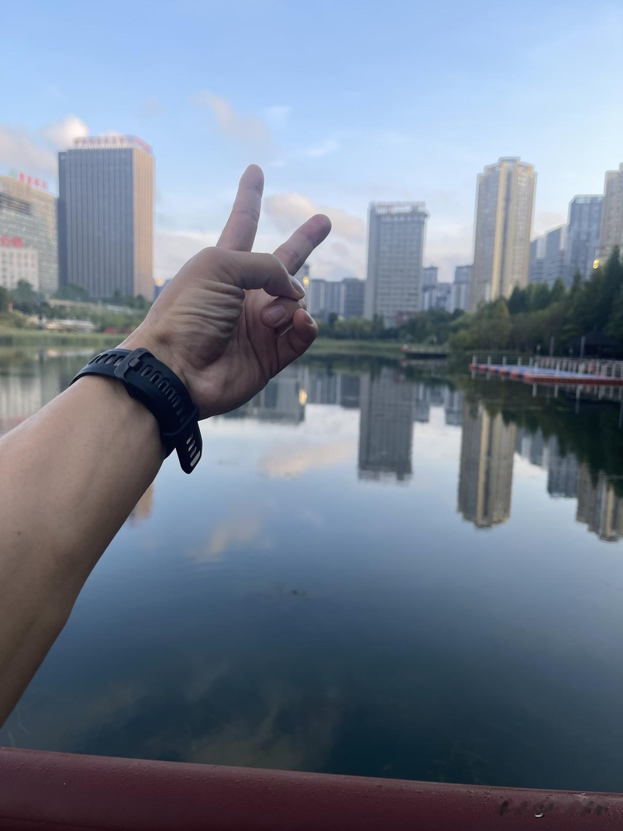 开启美好的一天
抛开昨日的烦恼
人活着的有意义
就是要时刻快乐
没有快乐没健康