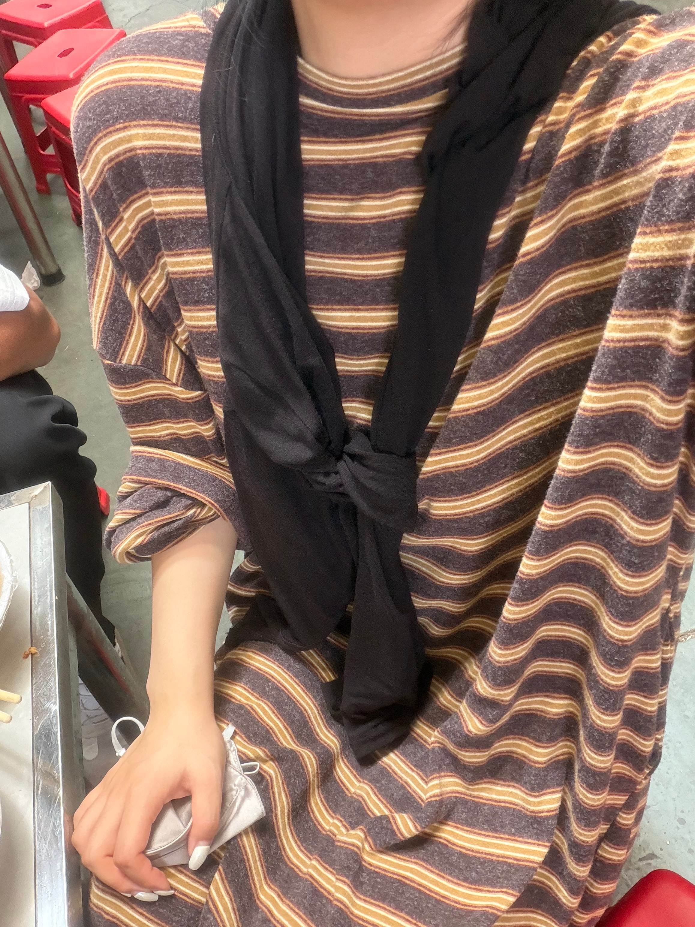 还好穿了我的爱袍出门 不然得晒脱一层皮 