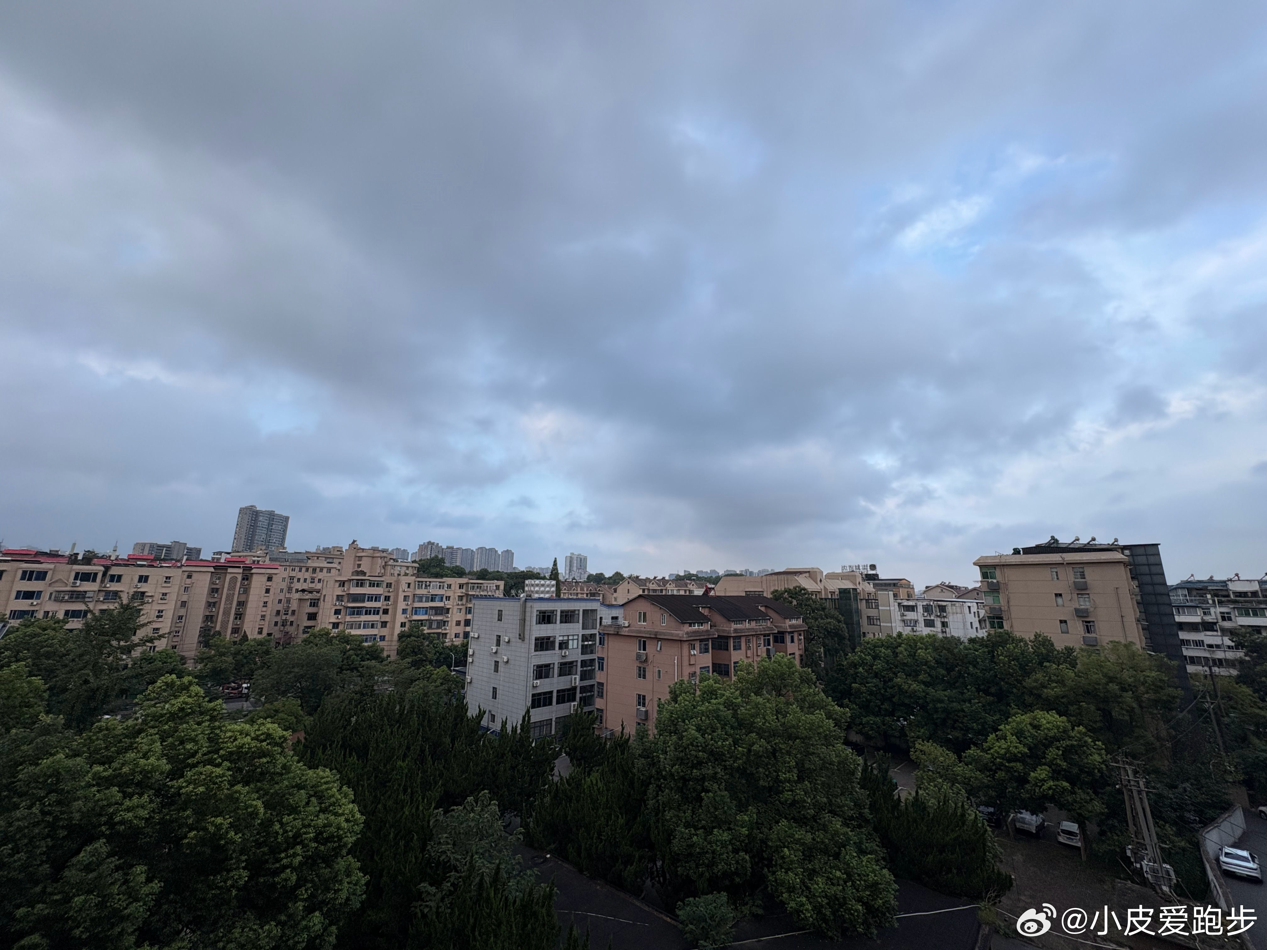 周五，明天就是周末了，咖啡热美式 喝了，早上好 阴天多云☁️生活手记 “停止对别