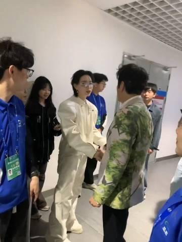 李斯丹妮后台偶遇蔡国庆 好好好，也是打破次元壁了，没想到李斯丹妮居然能够在后台偶