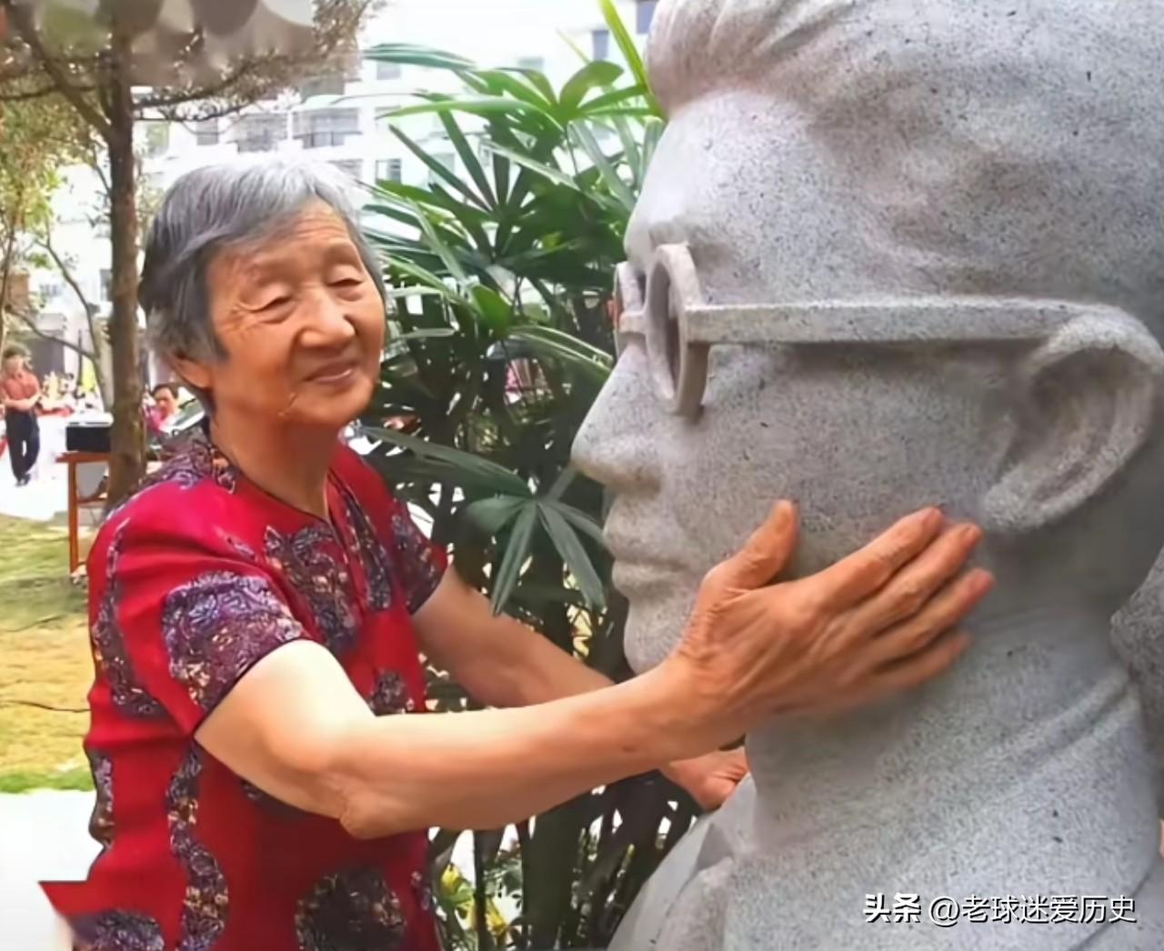 白发苍苍的瞿独伊轻柔地抚摸着父亲瞿秋白石雕的面颊，眉眼间满是悠长的思念。
瞿秋白