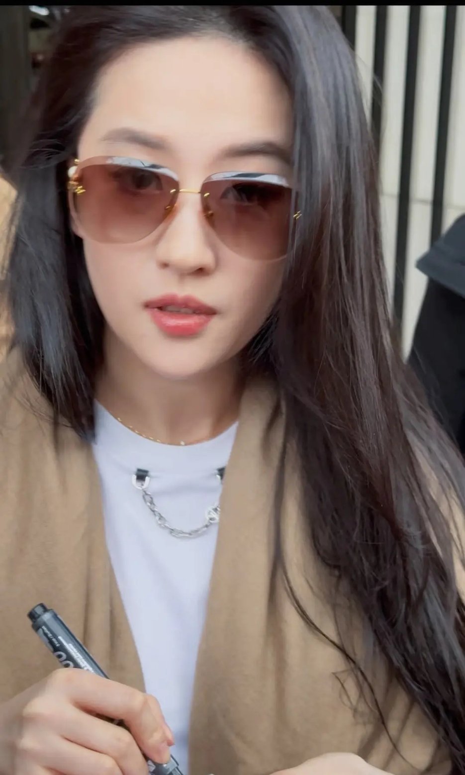 刘亦菲状态真的太好了，满满胶原蛋白 