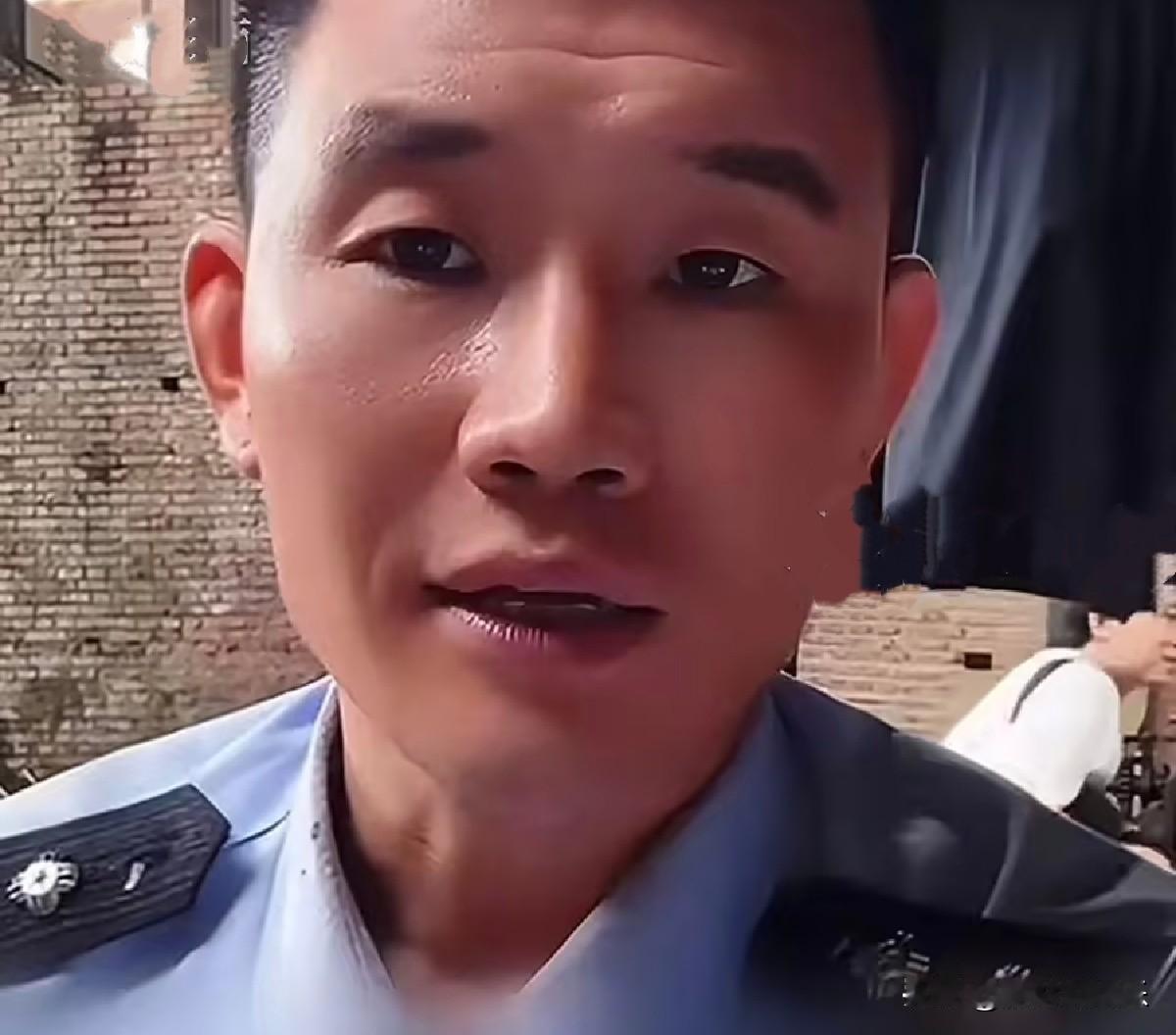 “嘎子哥”谢孟伟在拍戏间隙直播带货时身穿警服，引发云南警方关注，这背后隐藏着怎样