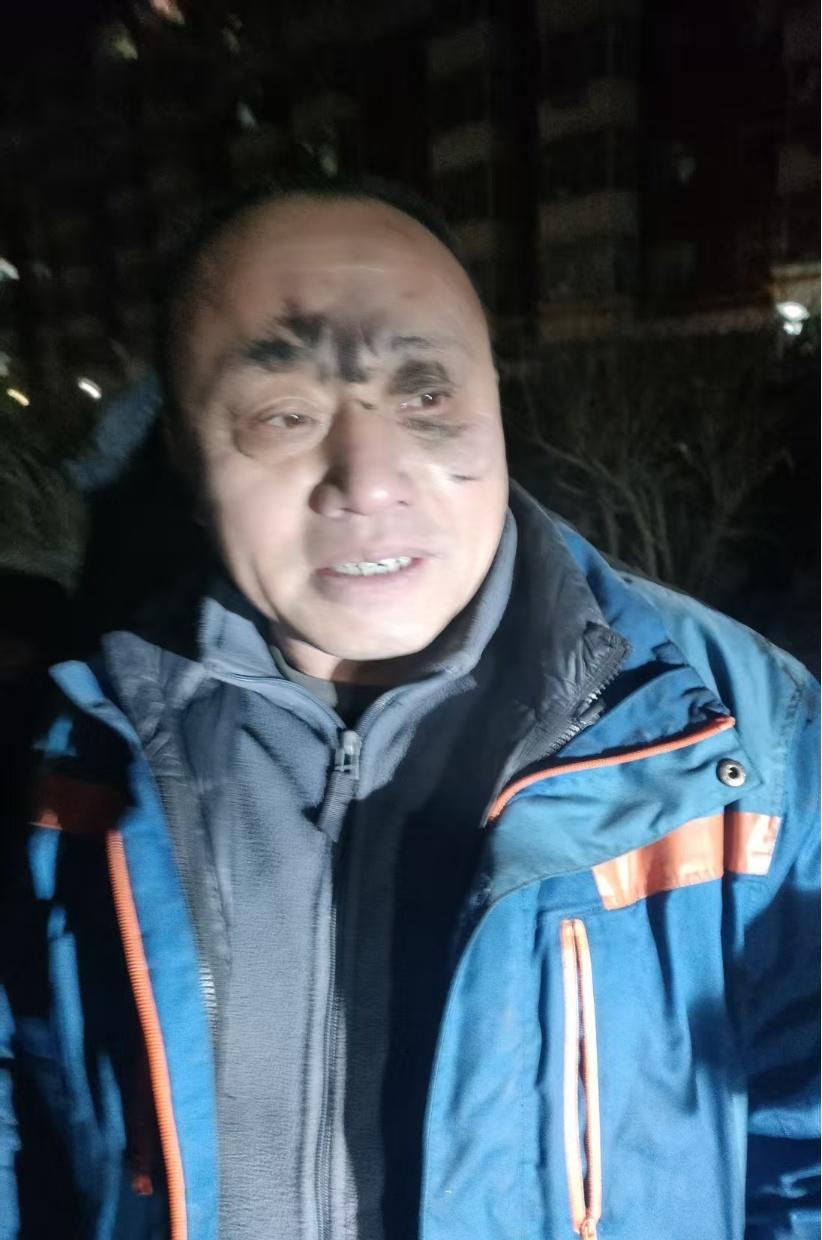 用心为客户【锦旗映初心 联通人火场逆行显担当】近日，湖滨花园小区物业工作人员带着