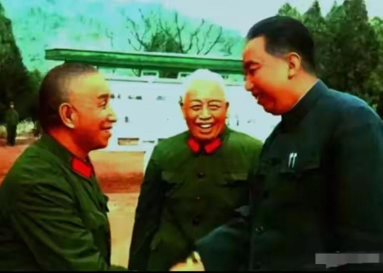 华老和粟裕将军，另一位大家知道是谁吗？