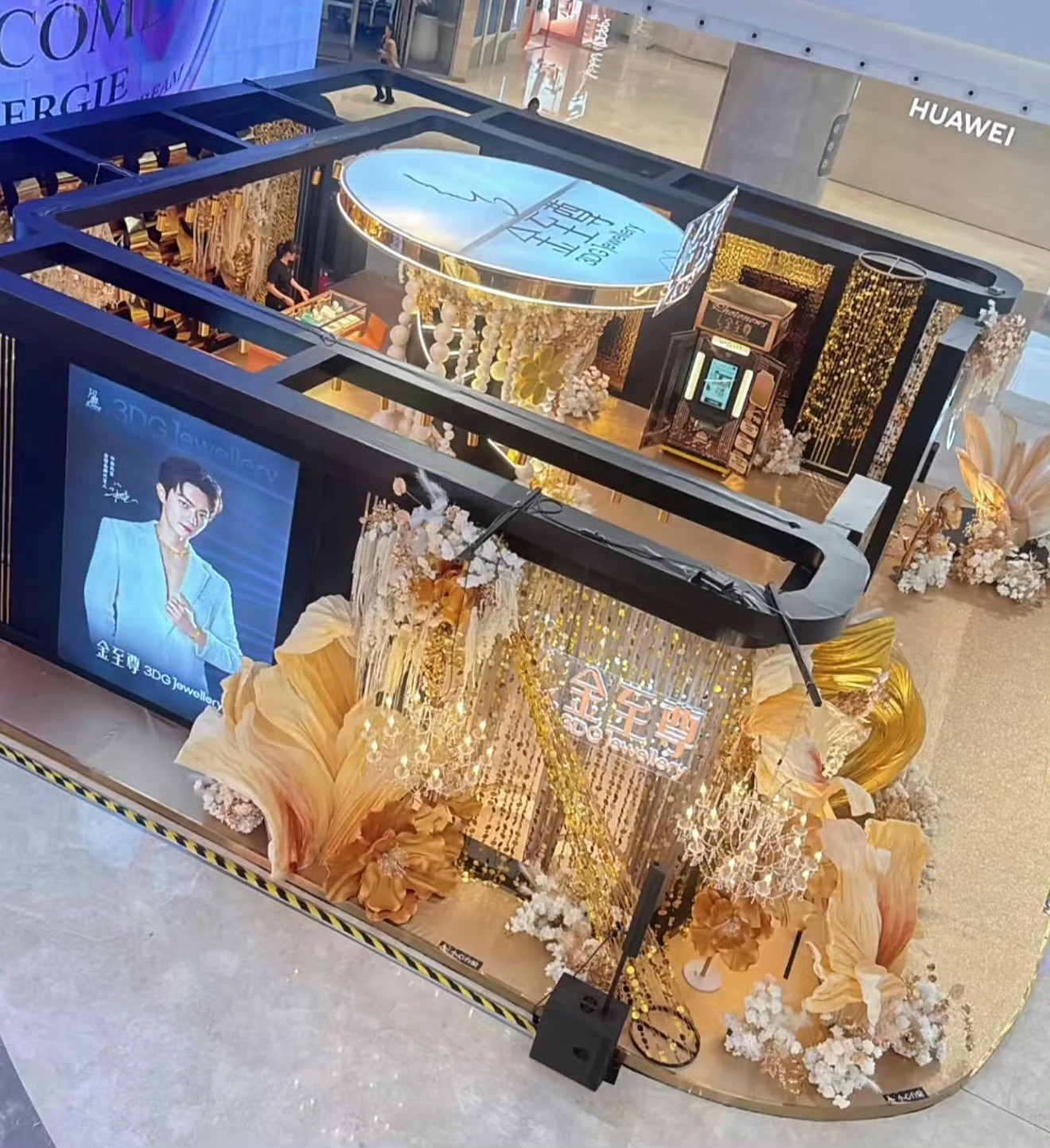 许凯金至尊线下品牌霸霸用心布置，金光闪闪的，像so的前途一样璀璨，我都等不及看万