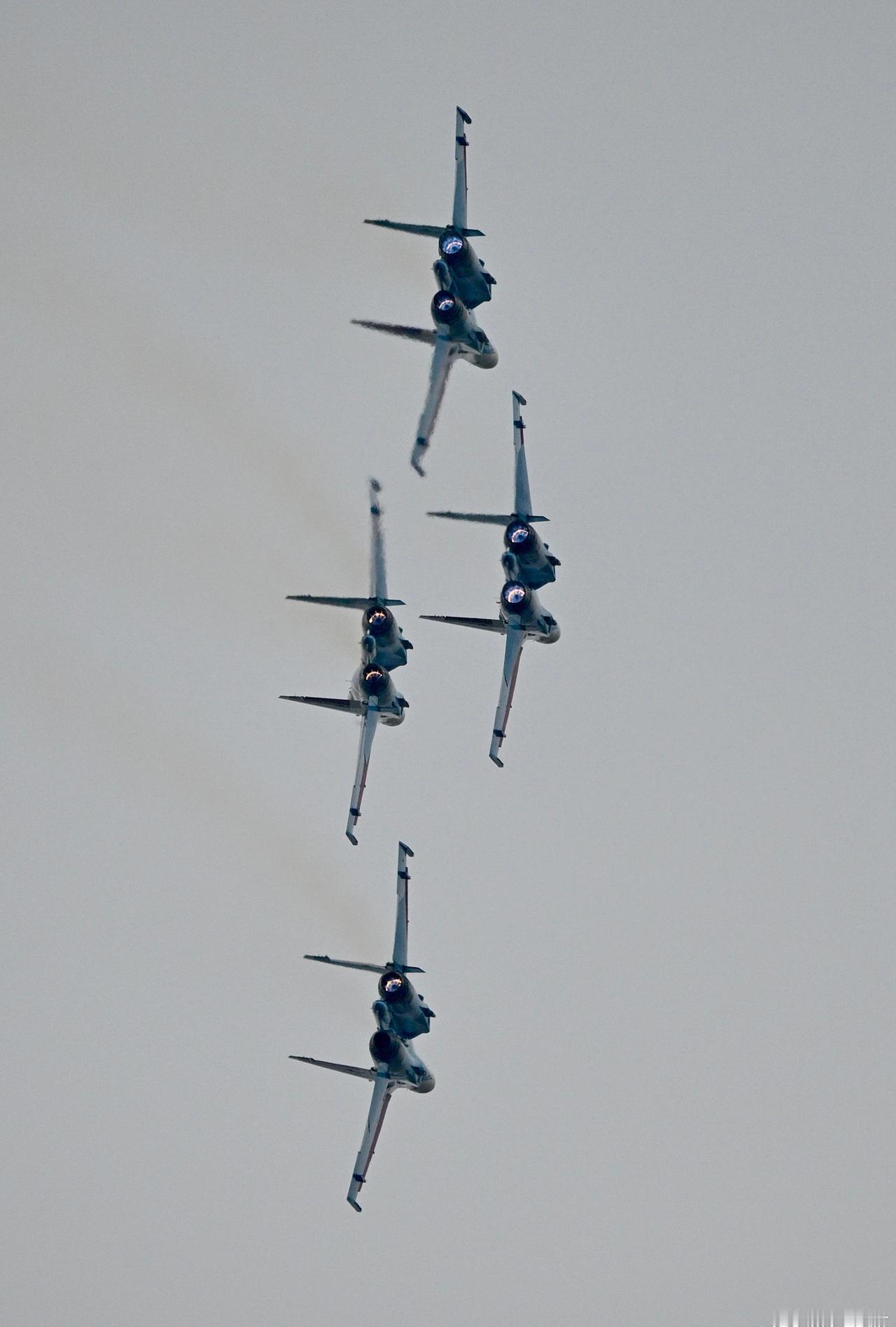 下面这架苏35左发的加力没有打开，喷口大小也不太一样（应该不是角度问题），是不是
