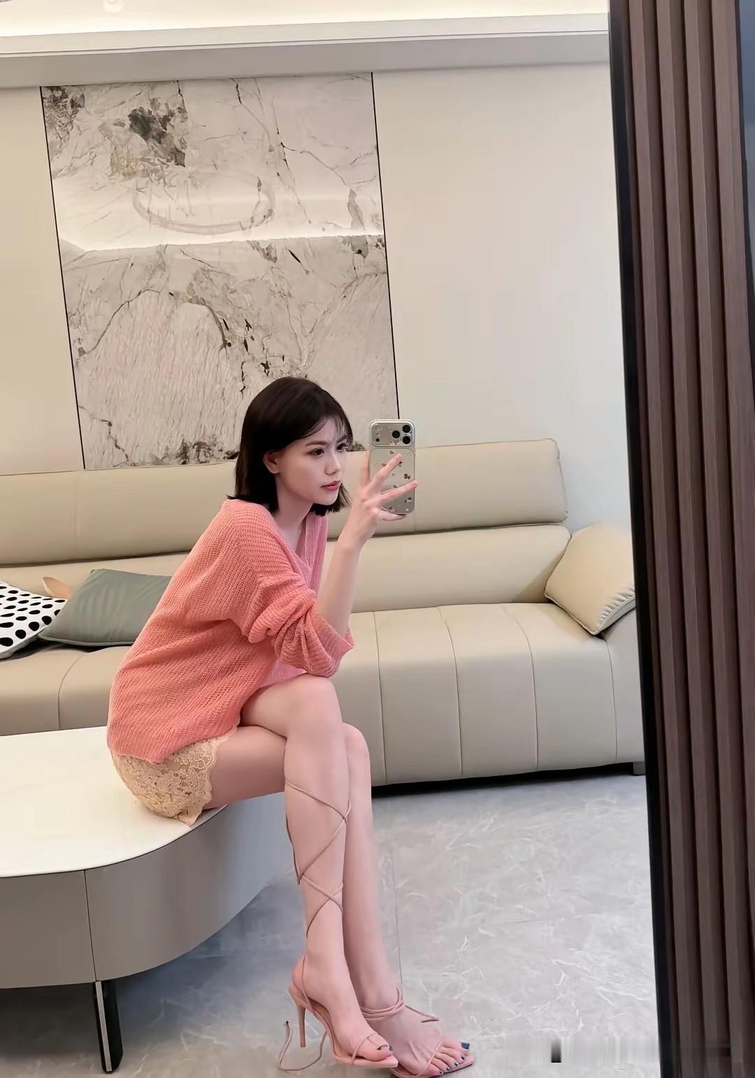 宅家自拍记录穿搭，一身蜜桃粉温柔又松弛，简单配色也能藏住满满的温柔感。宅家日常记