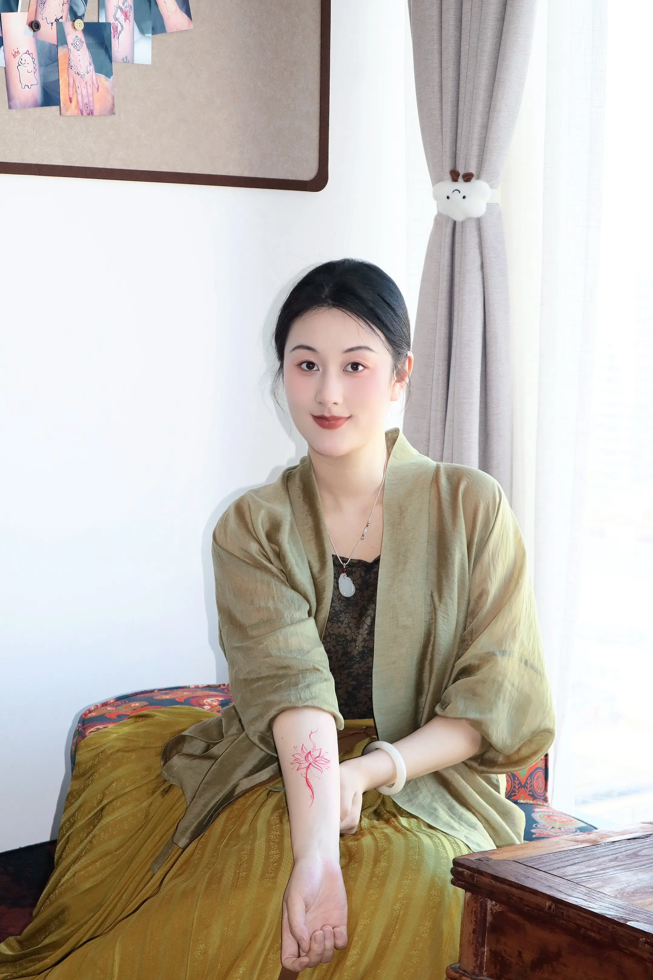 满园春色美如霞。