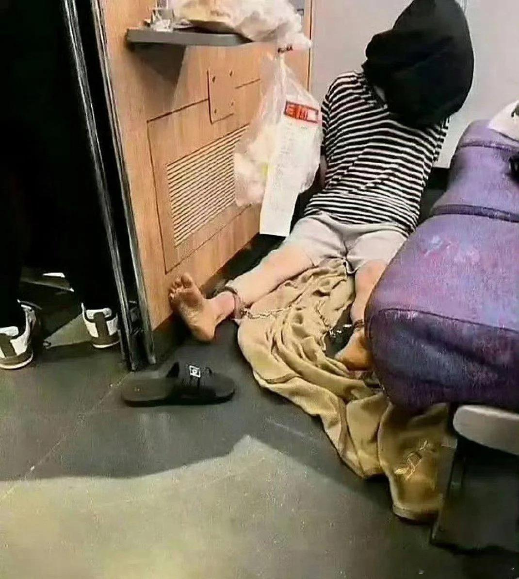 洞域
社会万象
难不成，是这个社会闲人太多了？
评一句：也许是，卸下包袱的人才能