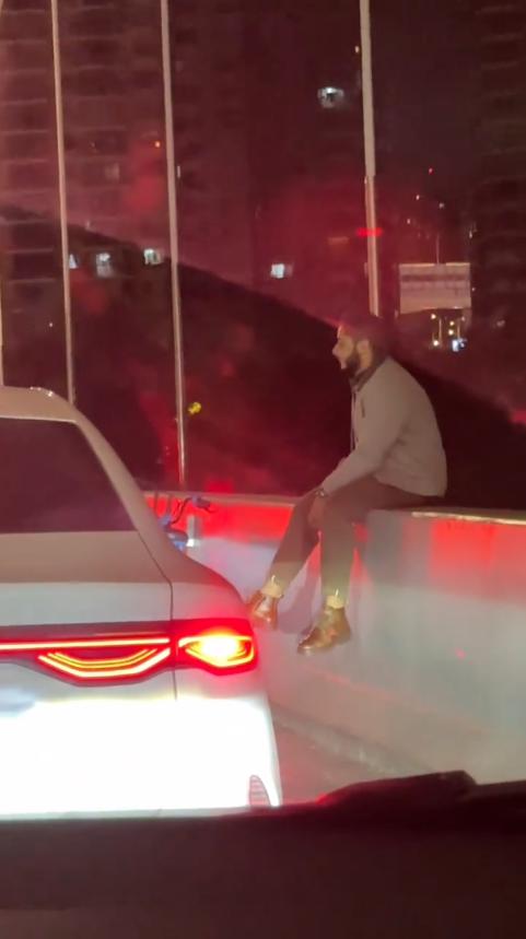 “滚回自己的国家！”11月11日，上海，2名外国人骑共享单车上高架，一人淡定的坐