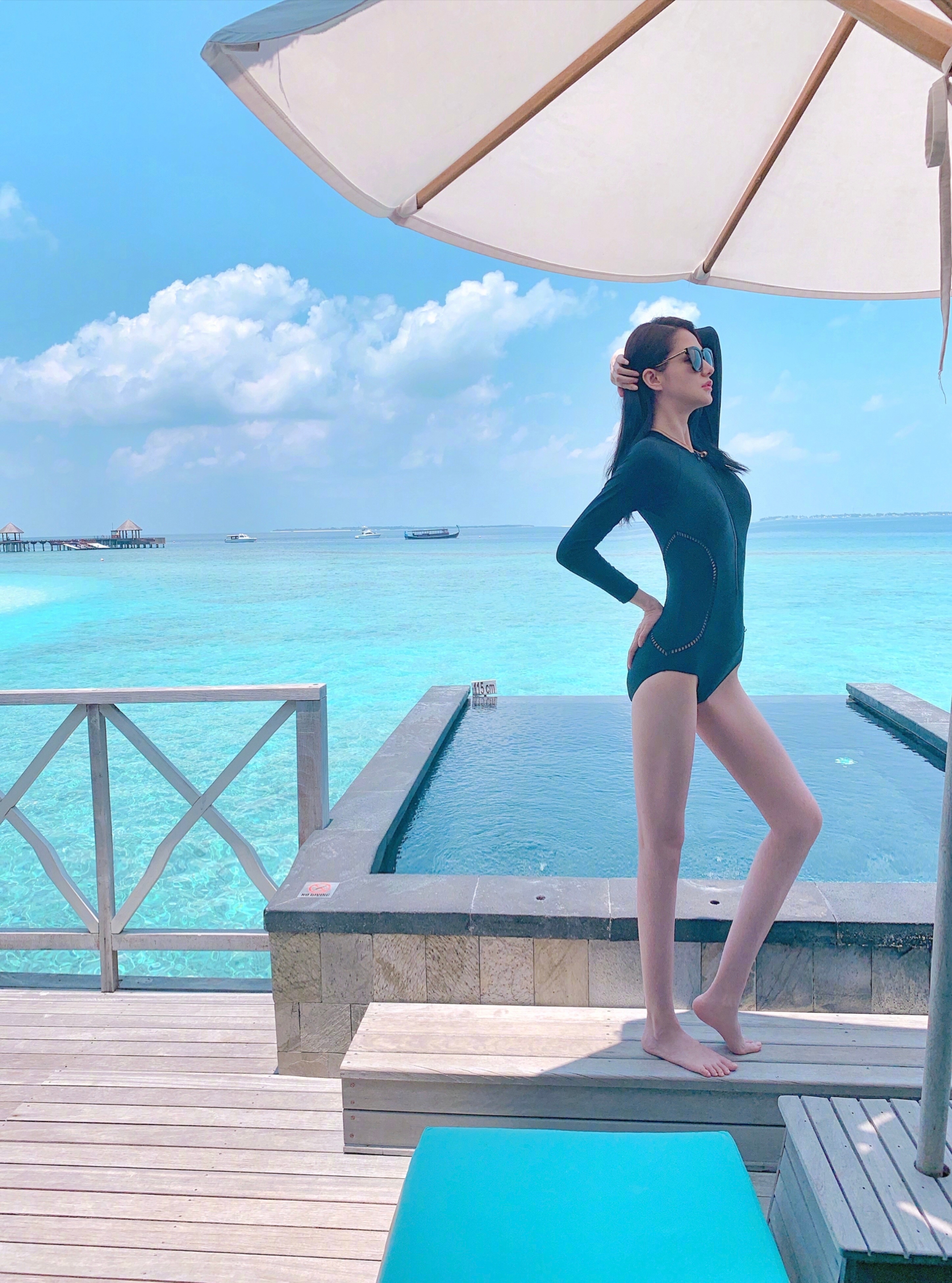 蓝心妍连体泳装大长腿 