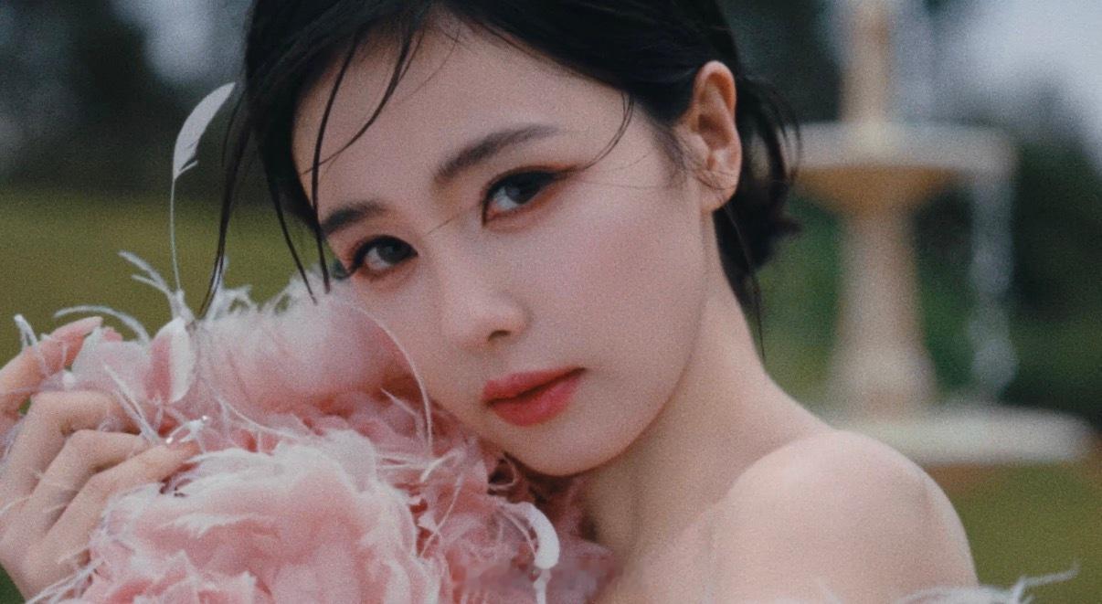 白鹿红秀预告穿了两套高定礼服真的厉害了！这也太美了吧！[羞嗒嗒]白鹿红秀九月刊封