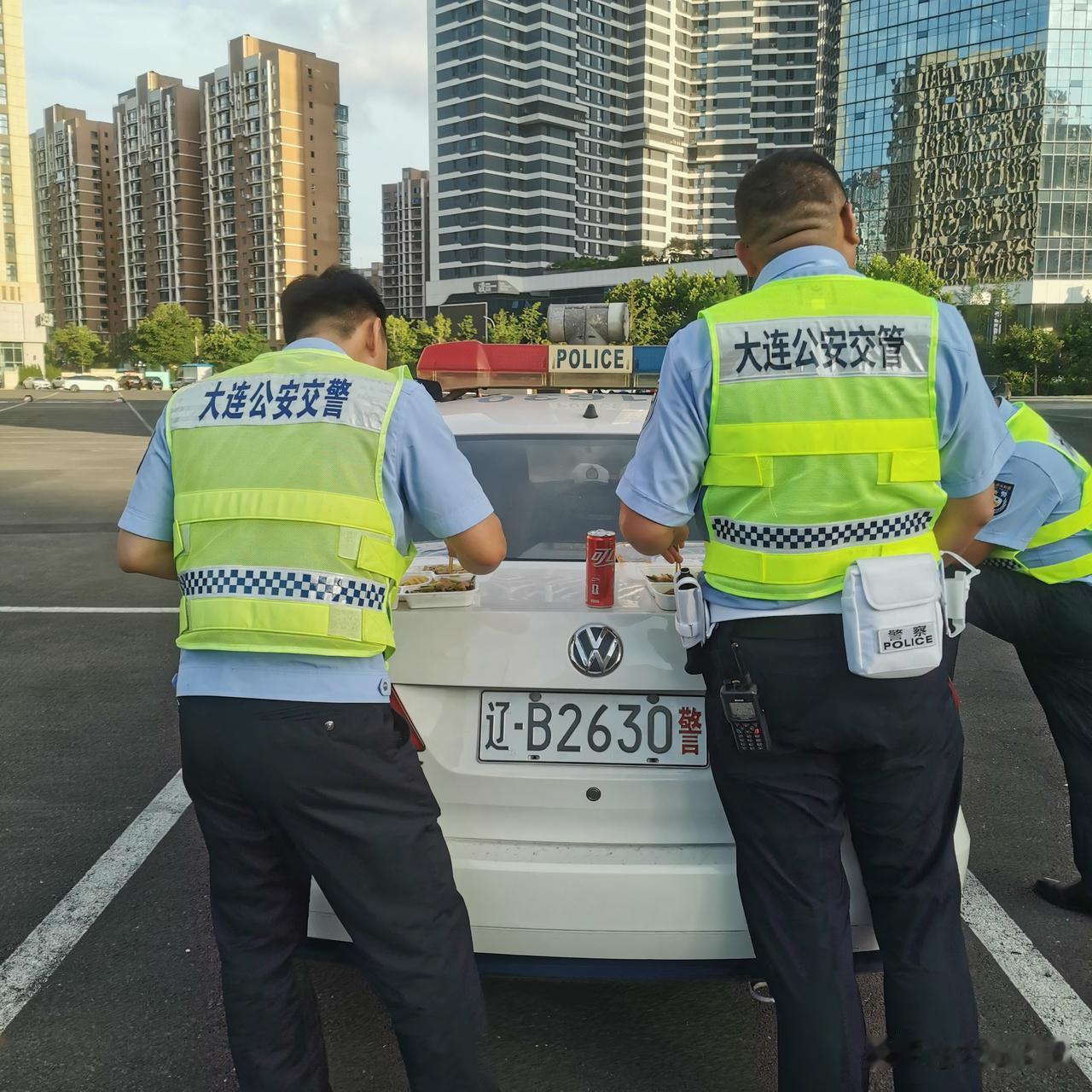 负责大连达沃斯论坛的安保人员，街头潦草的晚餐！

今天下班的晚高峰，我步行往家里