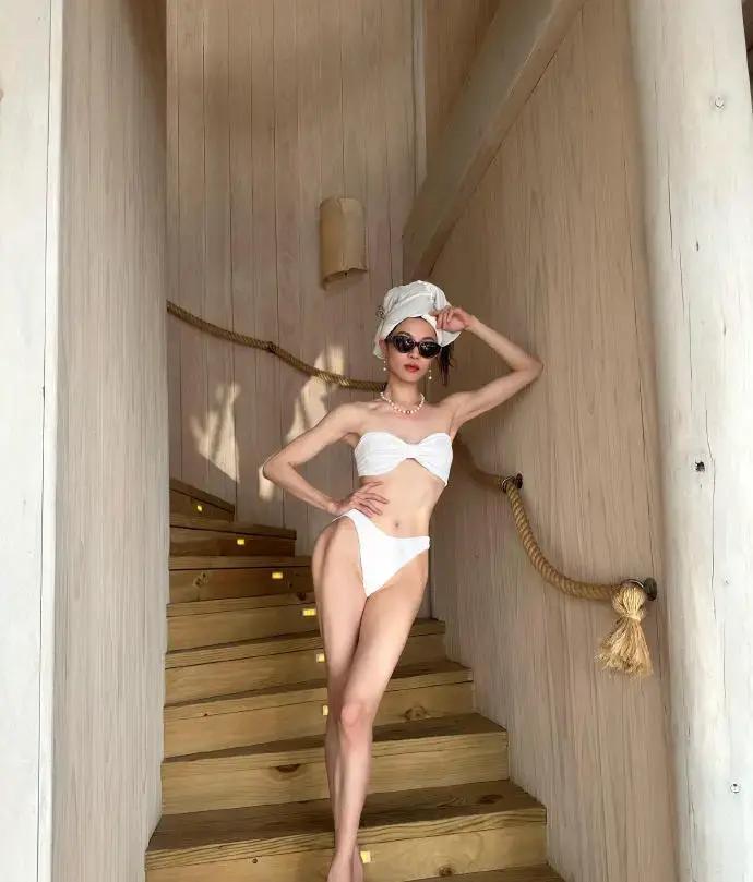 2026年2月27日，马尔代夫海边，钟楚曦直接从水上滑梯纵身跳海，这一幕瞬间刷屏