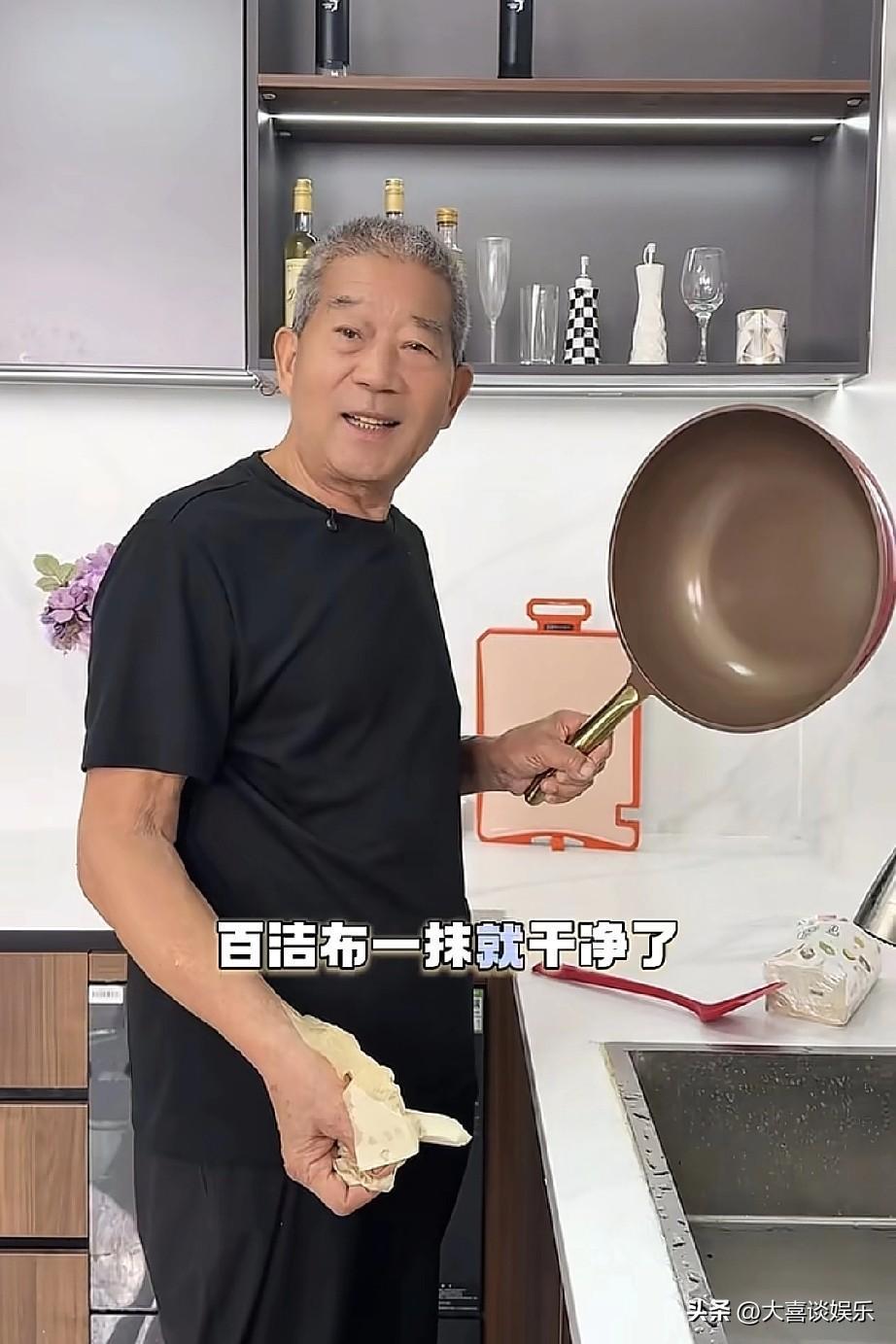 黄维平挨骂一点儿都不亏，
刚公布了大儿子去世的消息，
转身就开开心心直播带货去了