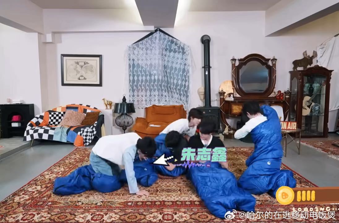 朱志鑫往那一趟就赢了朱志鑫说我有大运 朱志鑫这波操作又是躺赢路线。盲选睡袋选到自