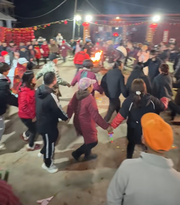 00后回村48小时造村晚太上头 年味传承的接力棒也是落到了00后手中，每每谈及年