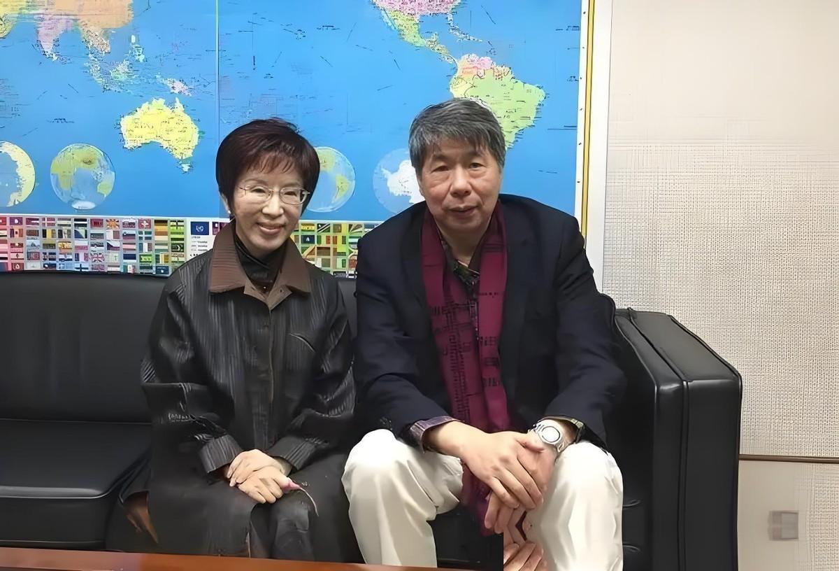 张亚中曾说：国民党分成四种，第一类是美国国民党，代表人物为朱立伦，主张亲美，凡事