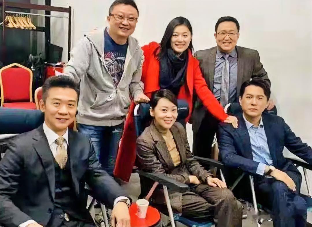 后排就认得出西装笔挺，气质尔雅的喜剧演员句号。前排坐中间的是细眉飞扬，温婉如莲的
