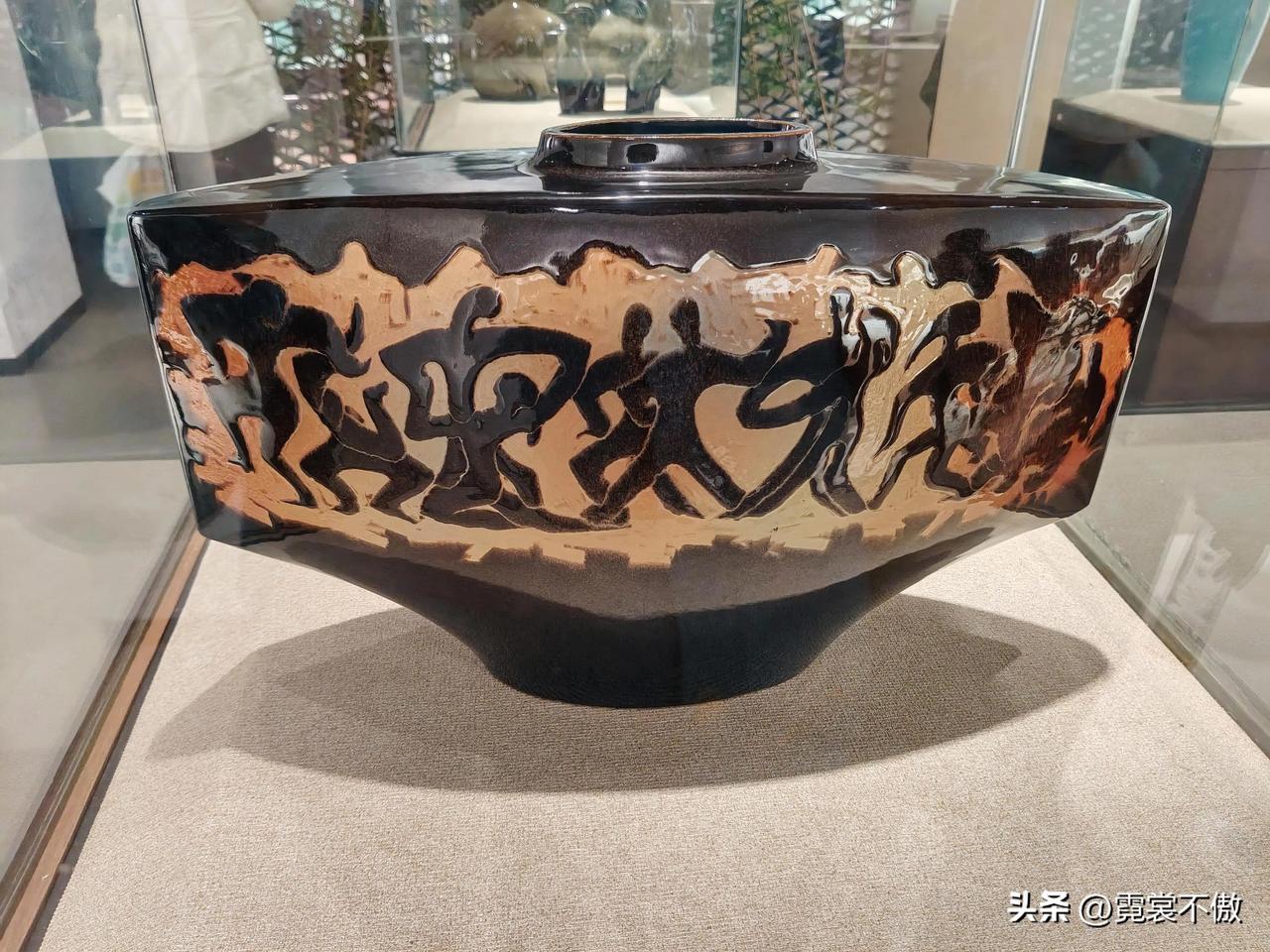 到宜兴旅游，见这陶器上几个象形文字很有意思，但左右不认识。请教头条大佬：谁认识这