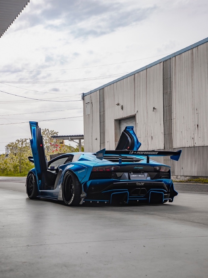 LB-WORKS 改装的 Lamborghini AVENTADOR 简直太酷了