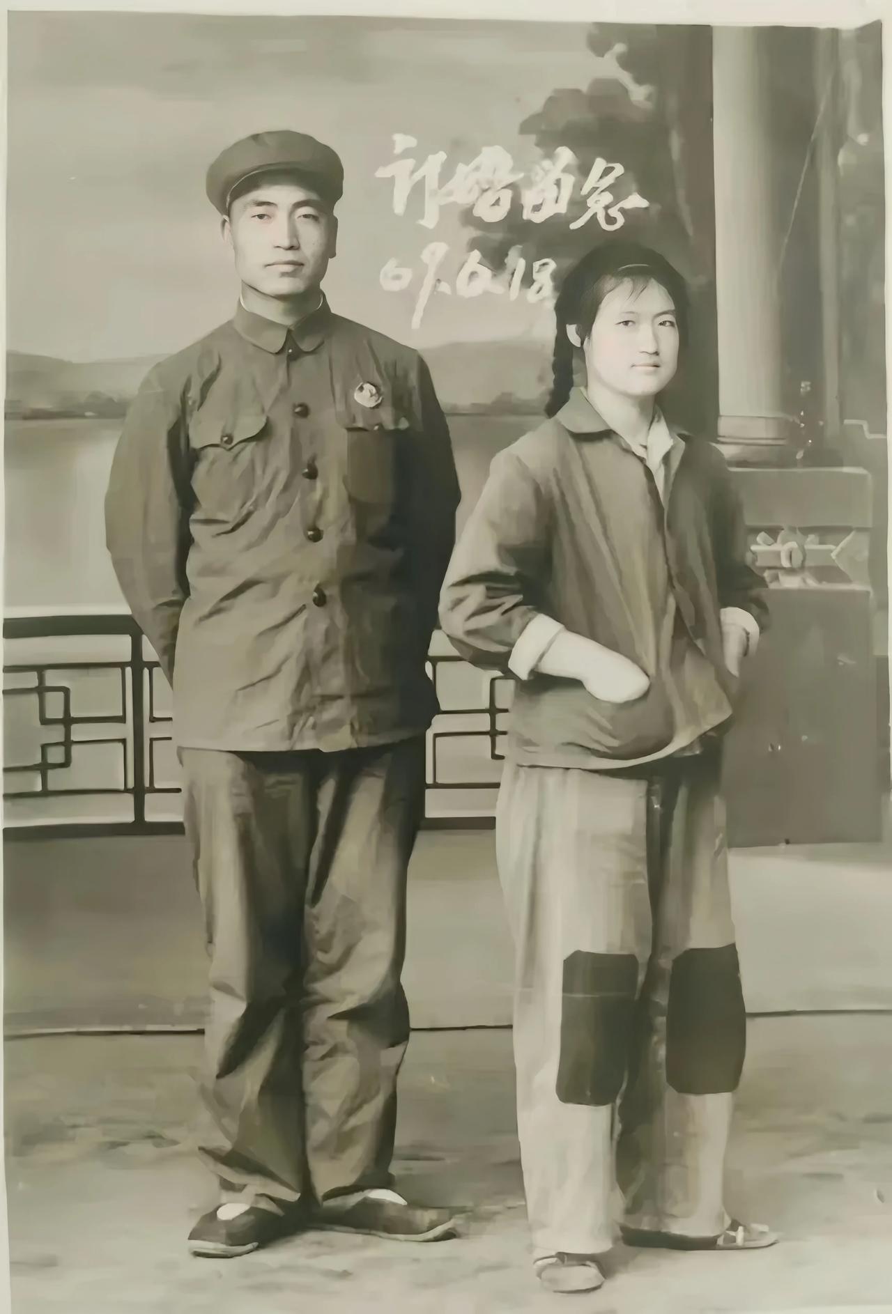 1969年，一对夫妻在照相馆的一张合影。
丈夫穿的衣服虽然陈旧，但是很干净整洁。
