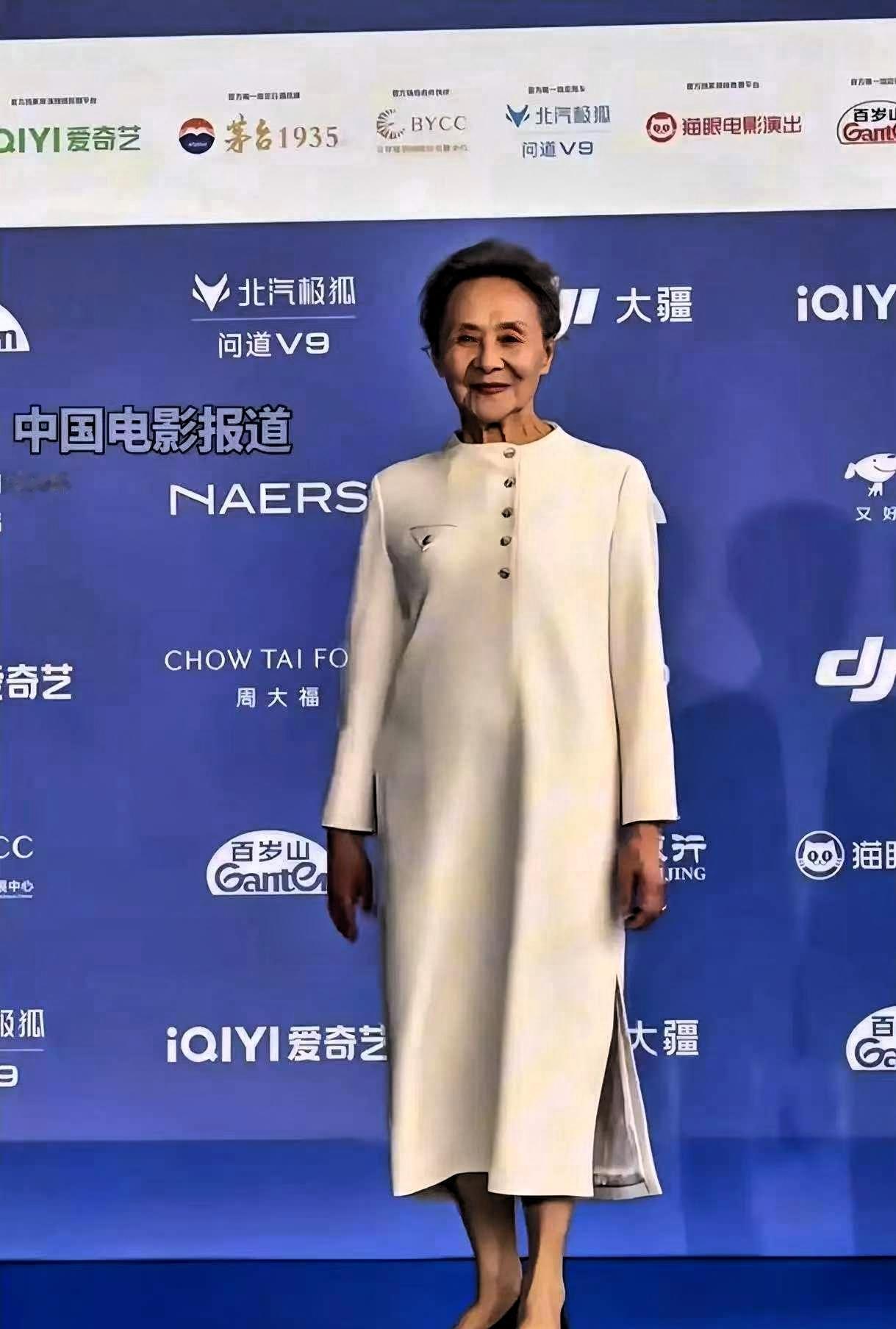 大家有没有觉得，
吴彦姝越来越不对劲了，
倒不是因为她变老了，而是87岁的她居然