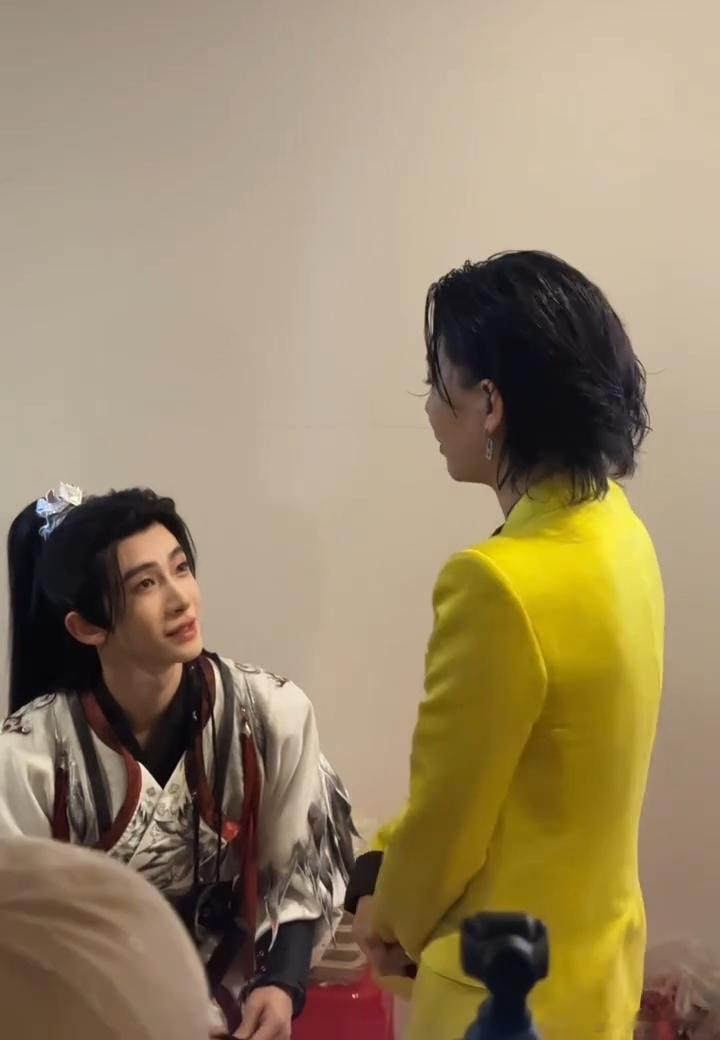 刘宇李斯丹妮聊什么呢安徽春晚后台名场面！古风少年刘宇遇酷飒李斯丹妮，热聊停不下来