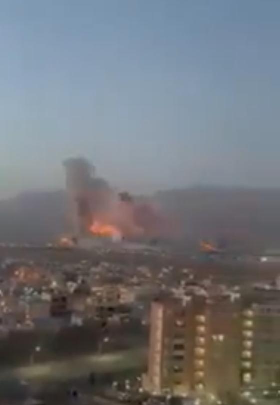 美军对伊朗的亚兹德发起猛烈轰炸。
亚兹德，距离之前长文所说的阿坎达尔黄饼工厂，十