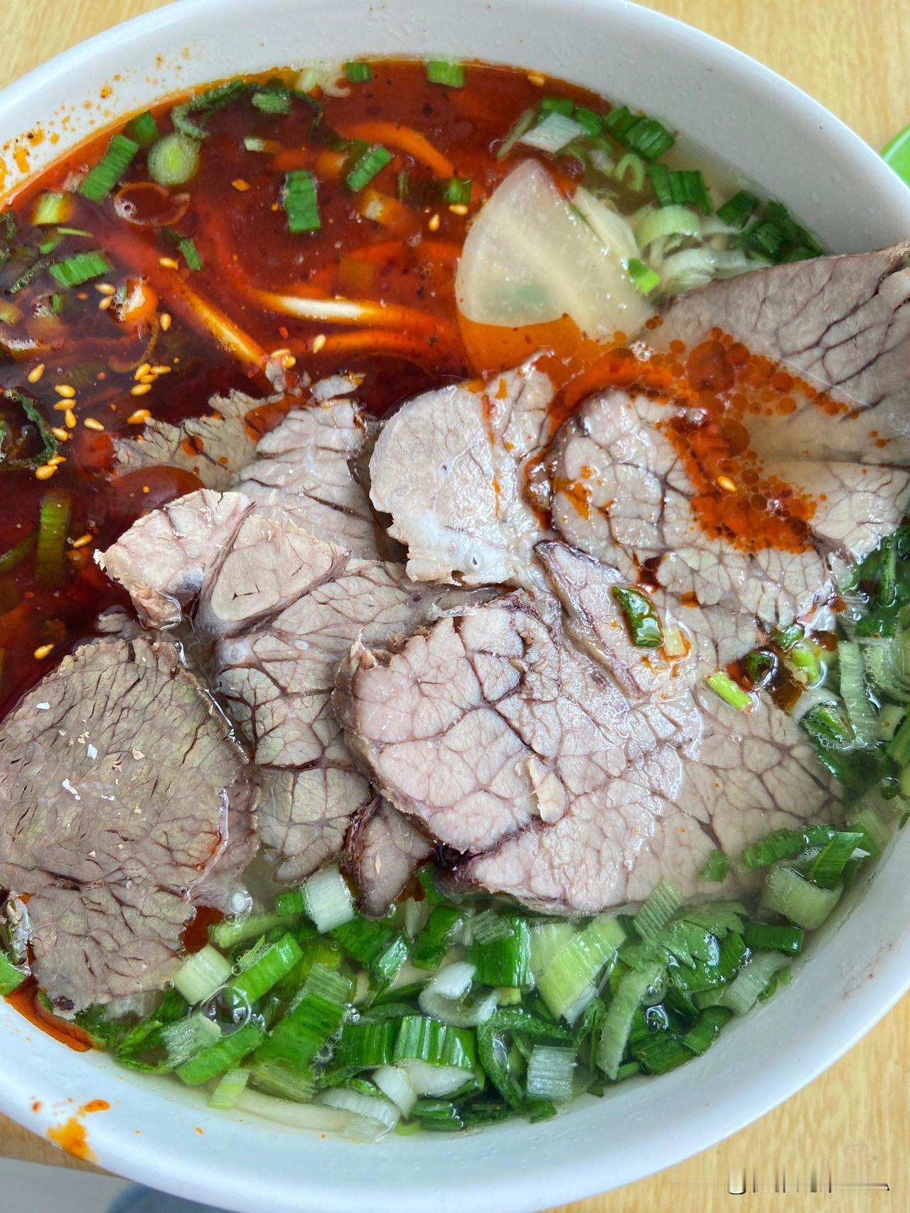 兰州人私藏牛肉面排名！前10名里你吃过几家☞☞☞
 
兰州牛肉面的江湖榜来了，本