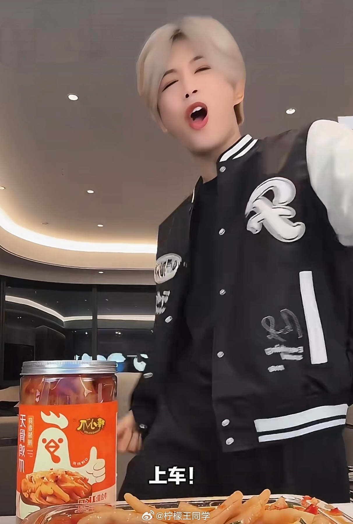 鹿哈带货牛肚操作人员抽烟鹿哈原名叫凌达乐，靠像鹿晗起的家，现在已经结婚了，且创立