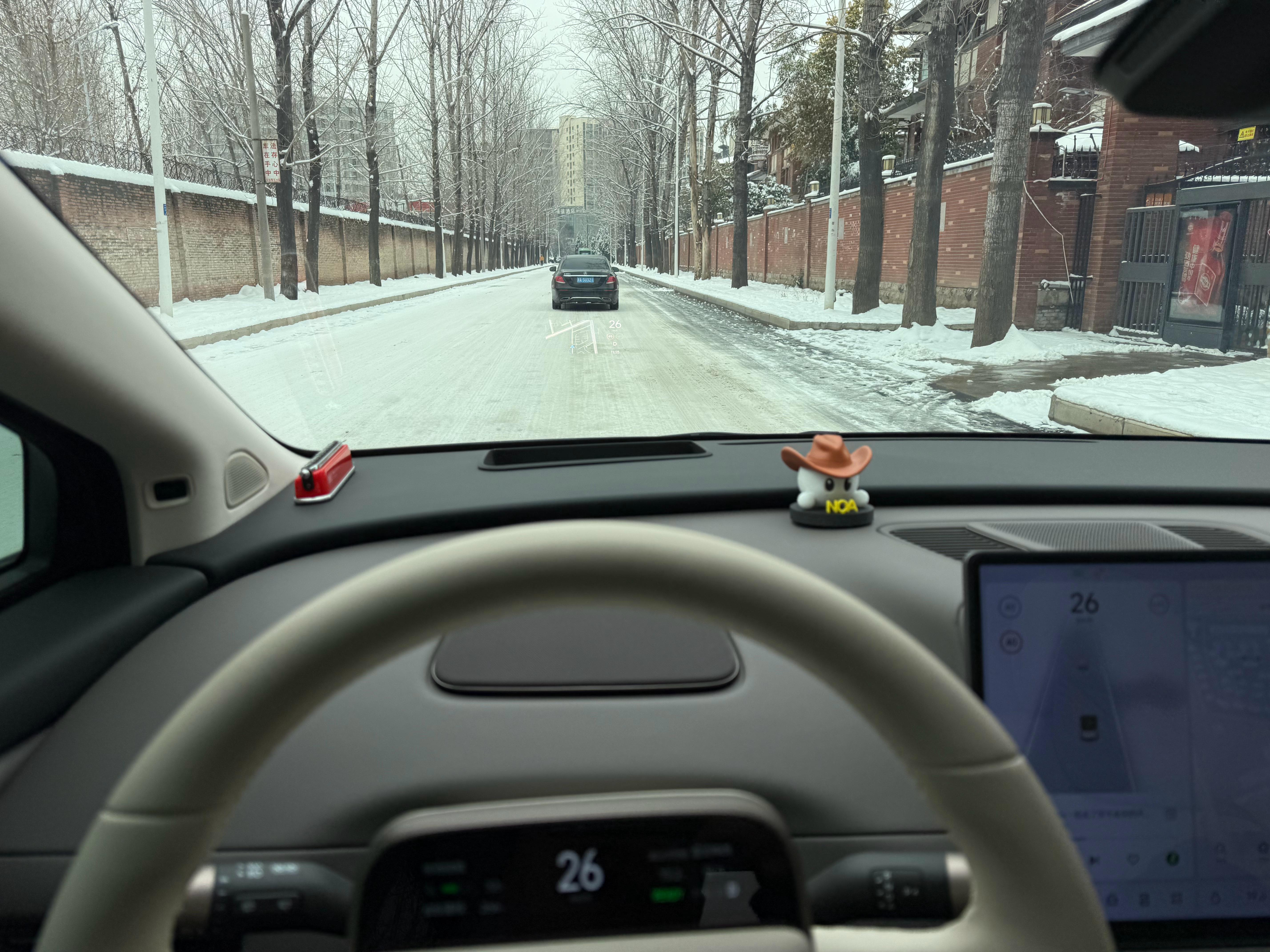 这大雪后的路开着挺稳当… 