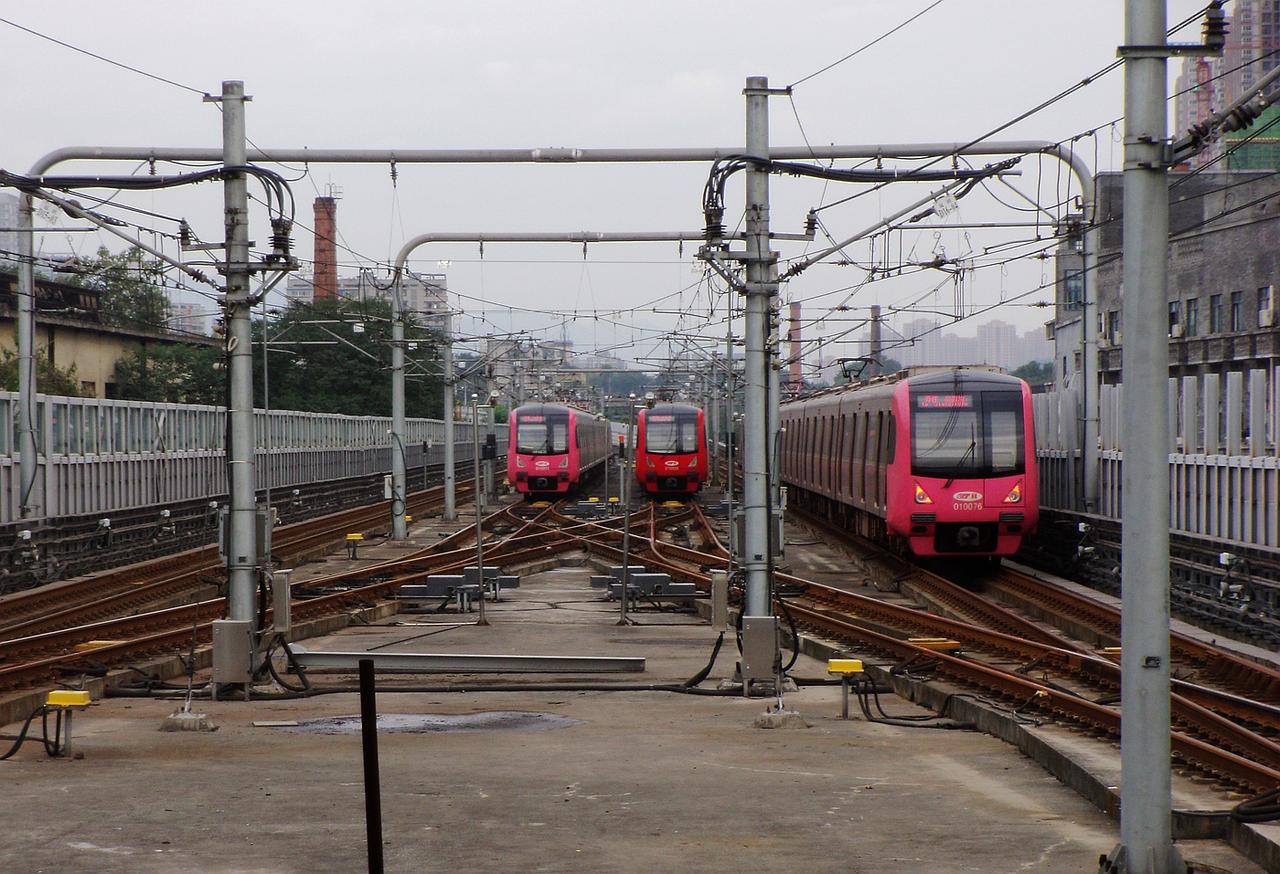 2015年，重庆轨道交通1号线双碑站外的正线与折返线，边上两线是正线，中间两线是