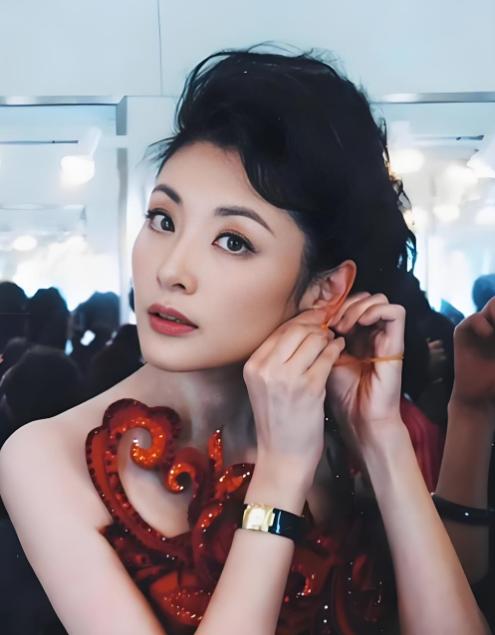 2002年，“央视主持一姐”周涛和结婚12年的丈夫离婚，她坦言：“婚姻给我的全是