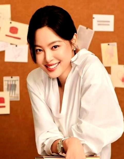 父亲瘫痪那天辛芷蕾兜里只剩回哈尔滨的硬座票钱，
家里顶梁柱倒了，她一个学设计的女