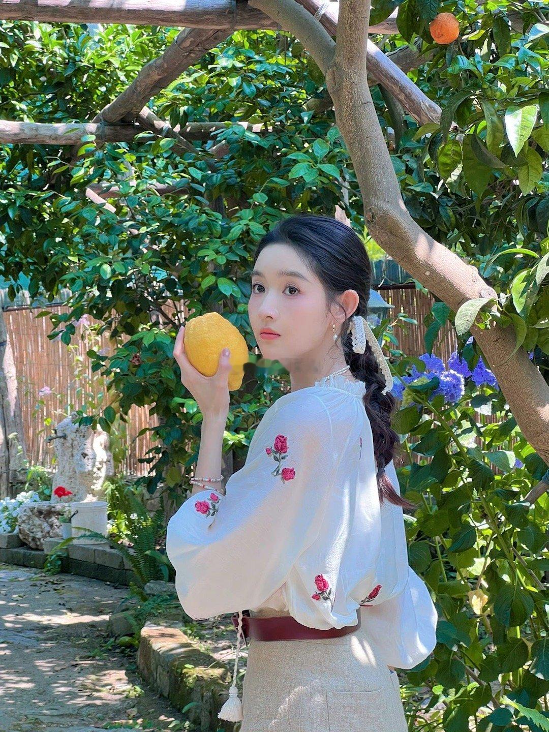 咱这大大方方的姑娘夸起人来也是大大方方滴！情商、智商在线拉满，这个新鲜的地球没有