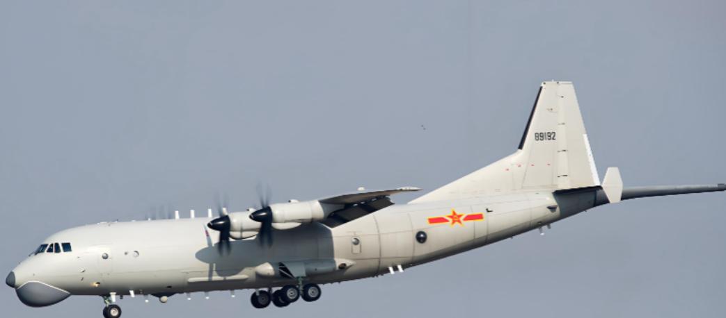 根据中国国防部的消息，东部战区一架运-8反潜巡逻机在东海例行巡逻时，遭遇不明航空