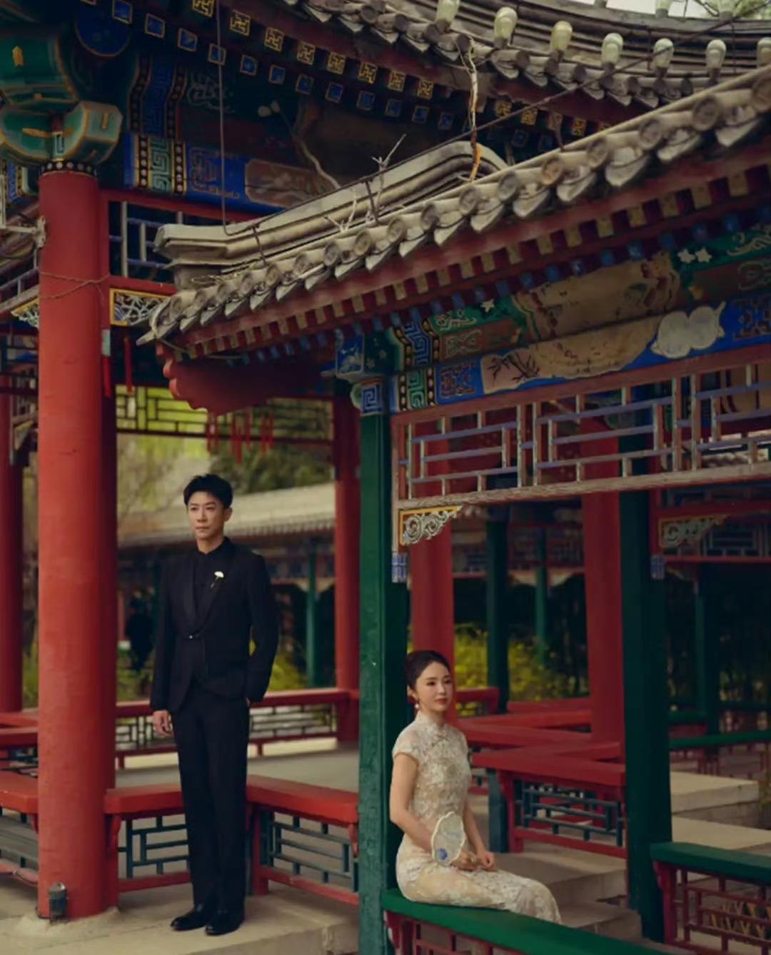 董璇在大同古城下喝冰饮，照片里她白到发光，看不出47岁。
没人问，那个曾经往返