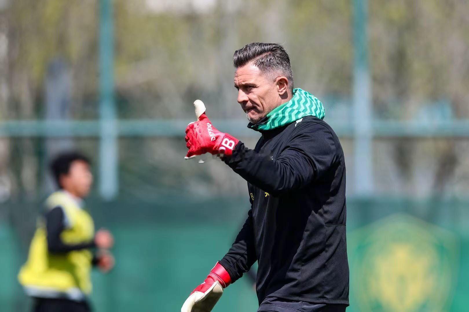 北京国安北京国安vs成都蓉城 国安守门员教练汉斯：“自律不是每天都感到充满动力，