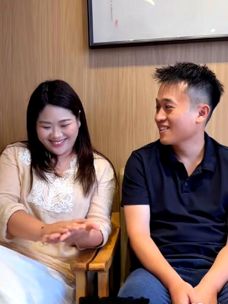 珊珊去金店挑订婚首饰时，脸上的犹豫其实很扎心。
金价一路往上窜，一套“五金”摆在