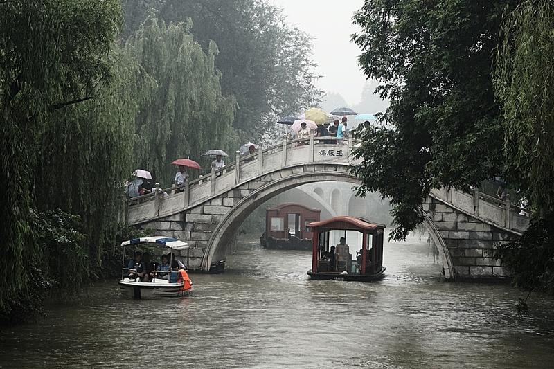 AI妙生图一桥烟雨春江醉。