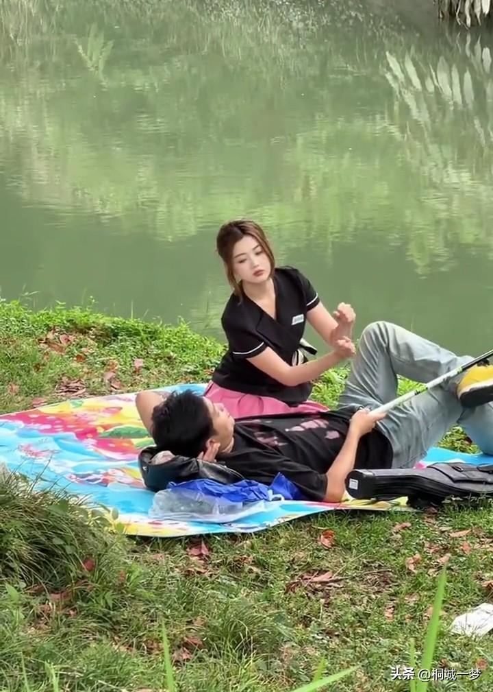现在的人真会享受
昨天下午从一条小河边路过
看见一位大哥扎个帐篷在那钓鱼
旁边还