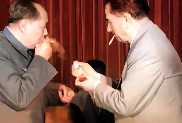 毛主席很爱抽烟，特别是思考问题时，吸烟特别多。他一生至少抽了60年烟。
 
青年