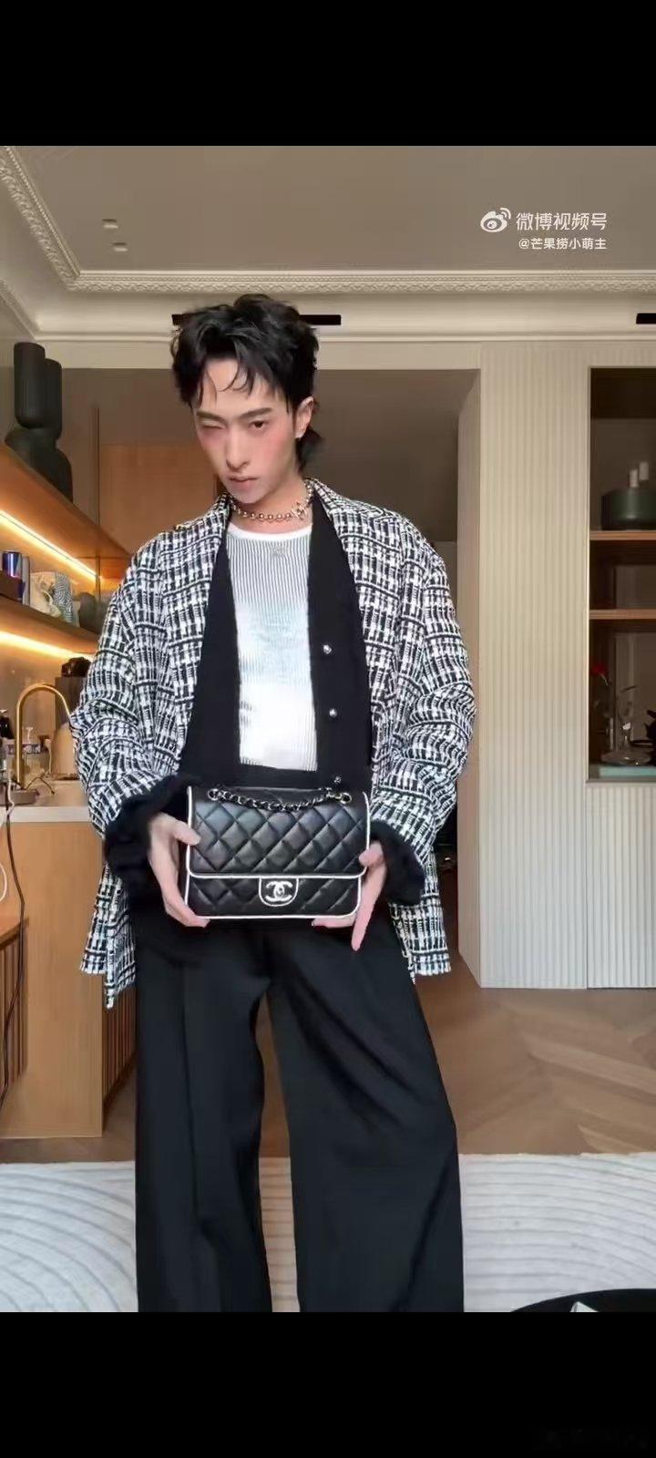 伊能静儿子骑自行车去看秀家人们谁懂，恩利为赶秀在巴黎街头骑车，别人豪车出行，他化