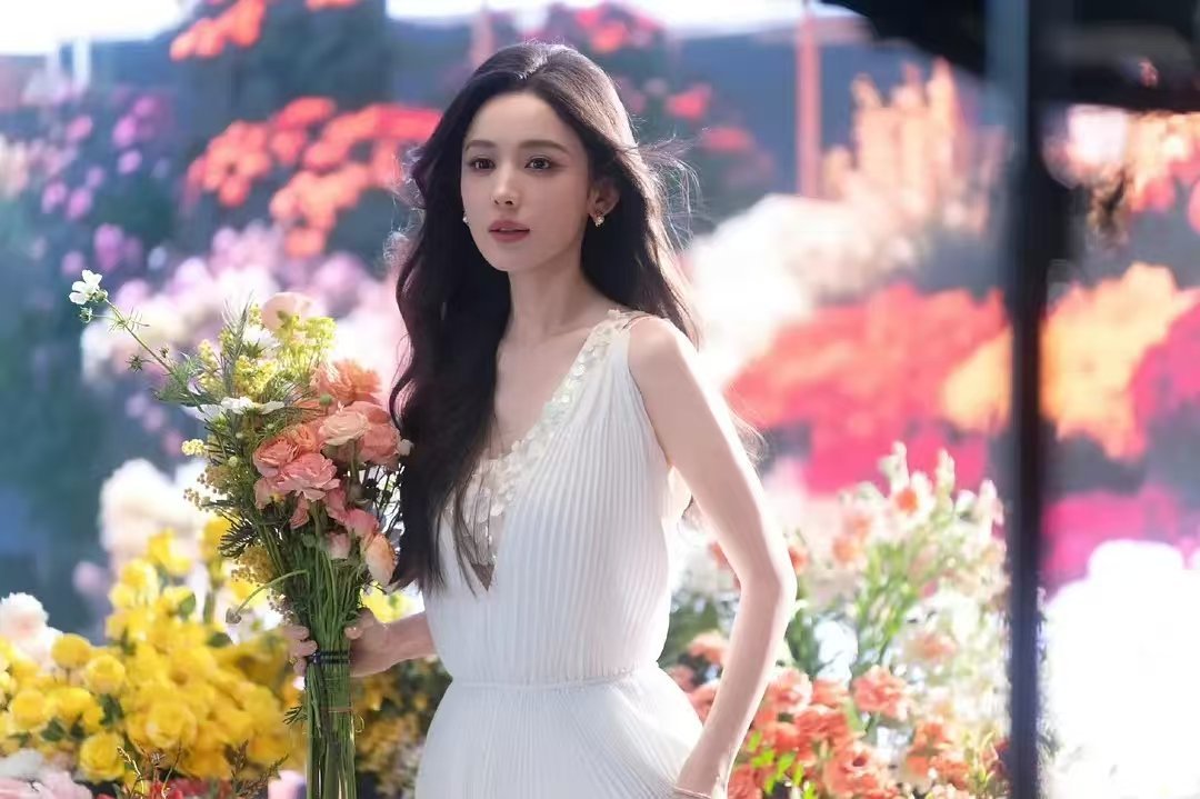 哇哦，娜扎工作室出图，离了张翰后该说不说姐姐路人缘都逐渐好起来？ 