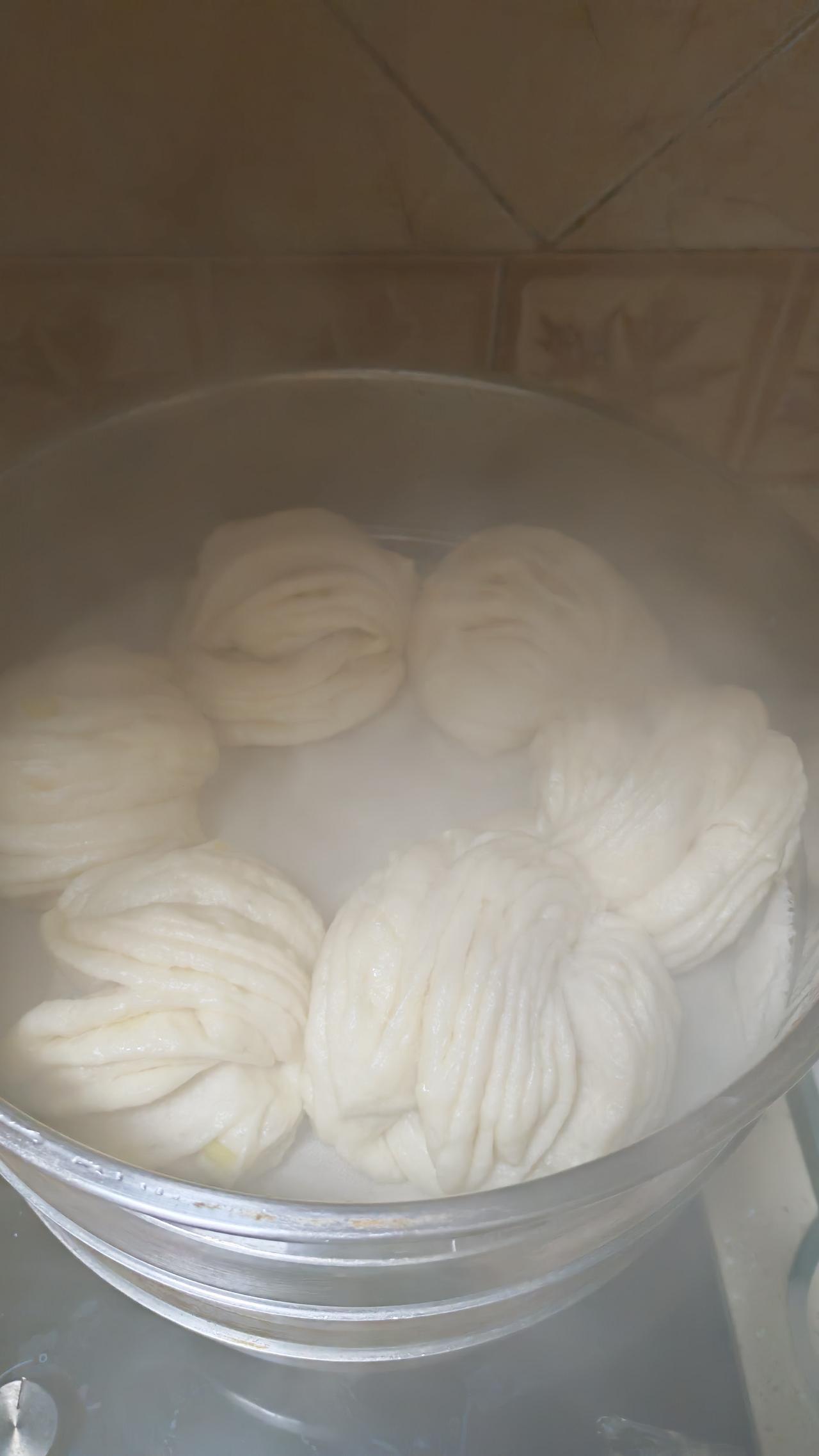 我蒸过花卷，还挺有成就感的。之前试过做盘龙大花卷，先在盆里放700克普通面粉，加