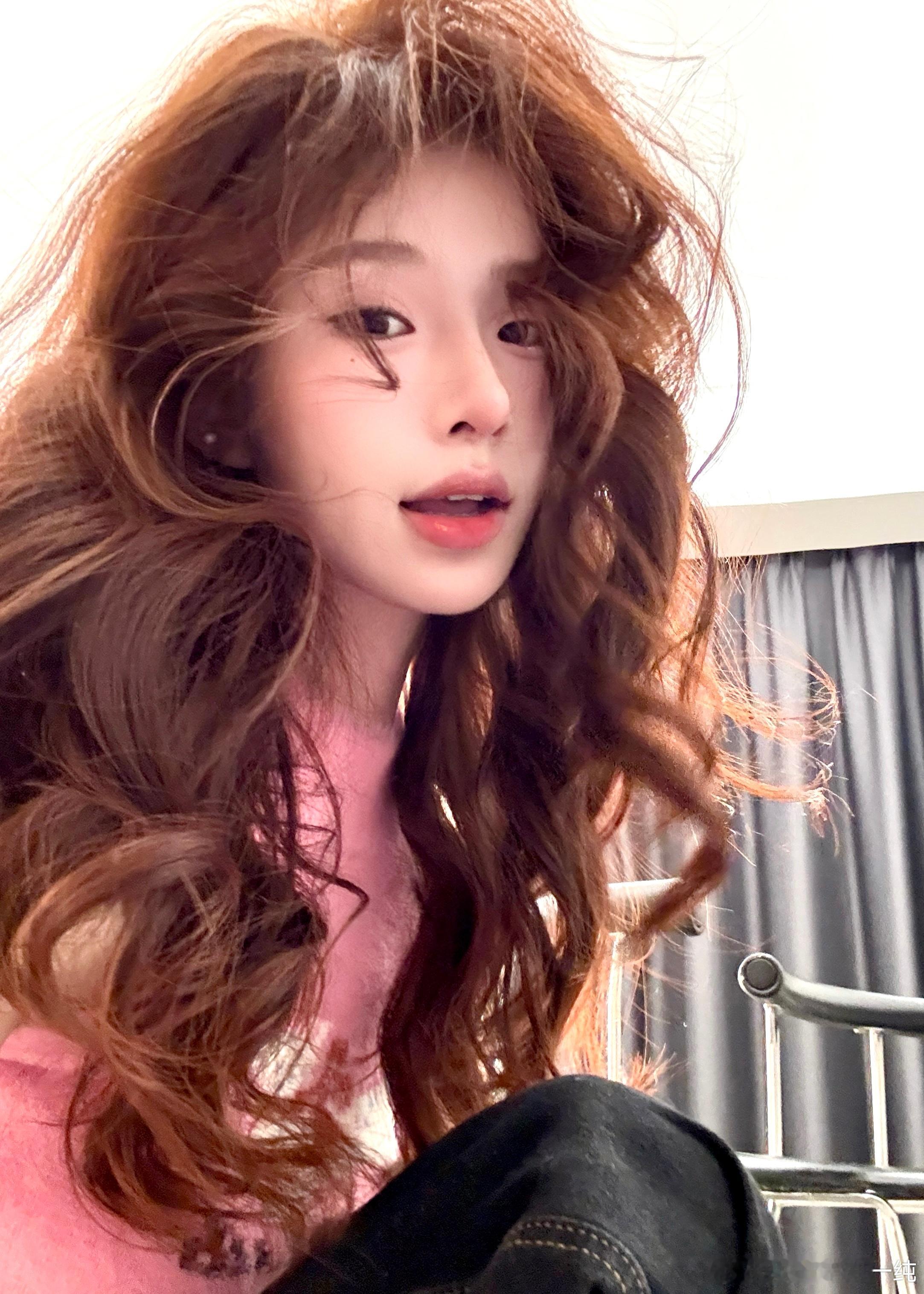 剪头发咯还换了个发色 